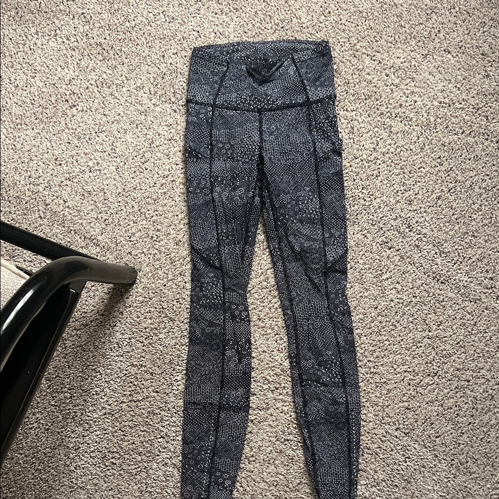 lululemon athletica navy blue & white Patterned Leggings- sz 2